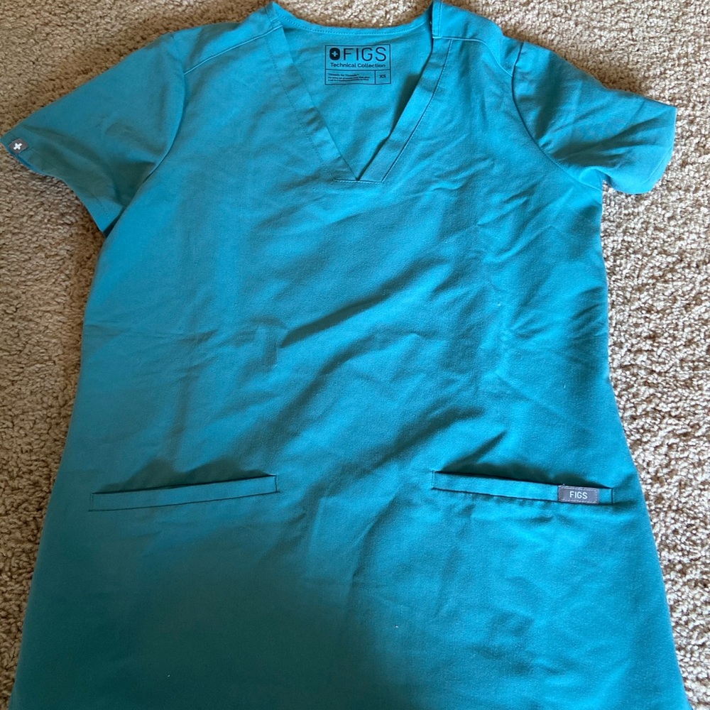 Xs figs scrub top